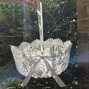 White flower girl basker